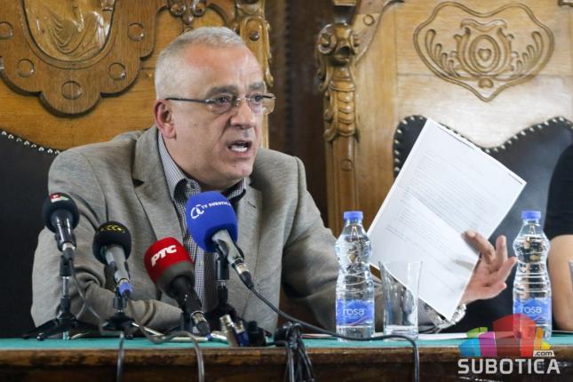 Gradonačelnik Bakić saslušao poljoprivrednike - traktori ostaju u centru