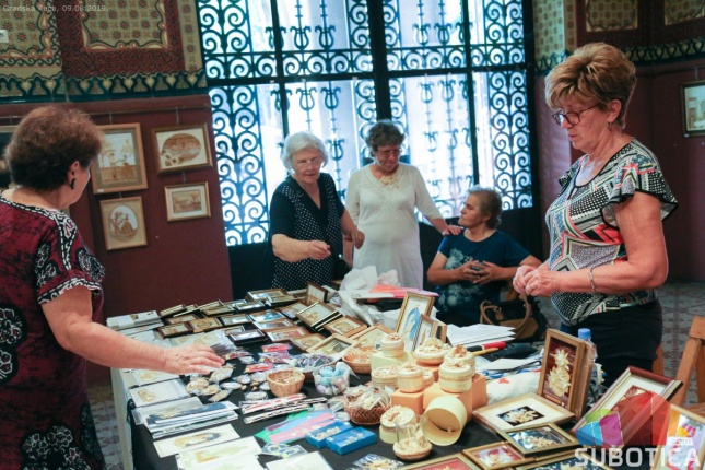 Remek dela od slame izložena u Vestibilu Gradske kuće