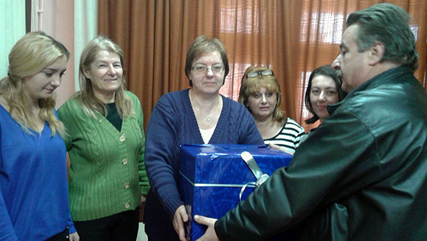 Unija žena SNS poklonila mališanima pribor za slikanje