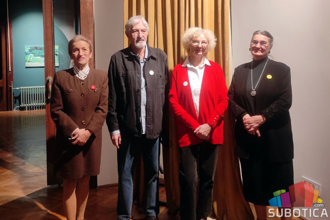 Prvo javno vođenje izložbe volontera kluba 60+ : "Umetnost nije ono što vidiš, nego što učiniš da drugi vide"