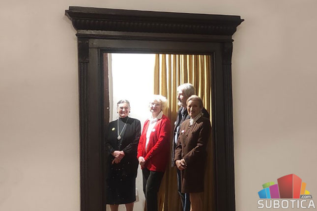 Prvo javno vođenje izložbe volontera kluba 60+ : "Umetnost nije ono što vidiš, nego što učiniš da drugi vide"