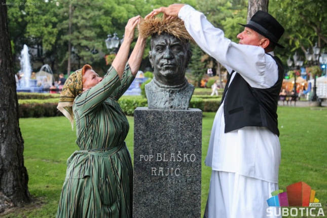 Položeni venci na spomenik Risaru i Blašku Rajiću