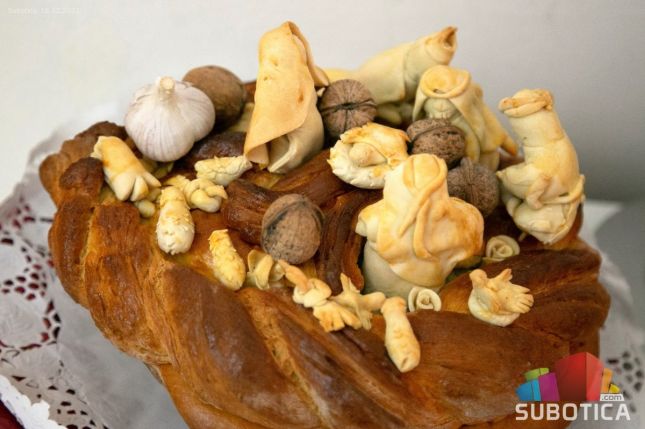 U porodici Ivić se poštuju običaji, domaćica Nela danas pravi božićnjak