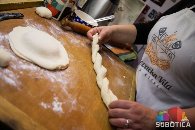 U porodici Ivić se poštuju običaji, domaćica Nela danas pravi božićnjak