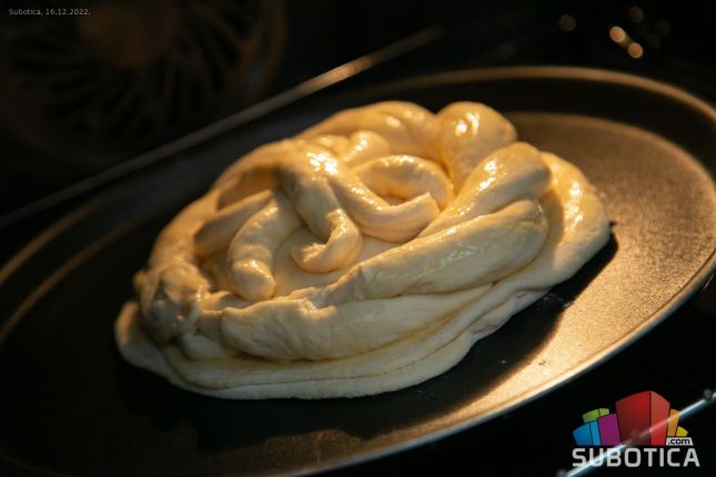 U porodici Ivić se poštuju običaji, domaćica Nela danas pravi božićnjak