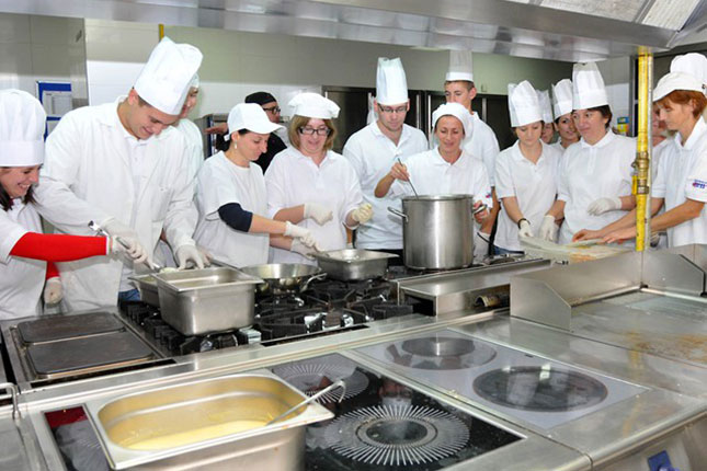 Besplatna obuka za poslove pomoćnika kuvara, konobara i sobarice