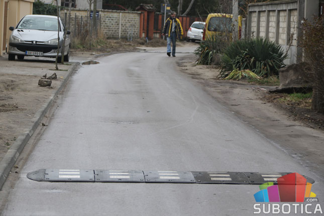 Građani samoinicijativno postavljali ležeće policajce