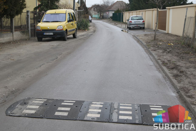 Građani samoinicijativno postavljali ležeće policajce