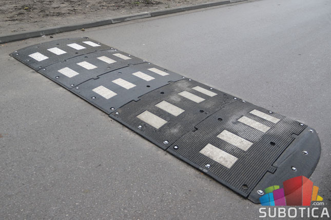 Građani samoinicijativno postavljali ležeće policajce