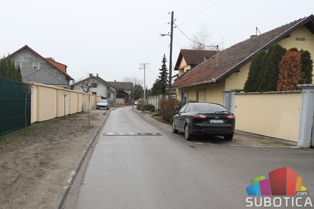 Građani samoinicijativno postavljali ležeće policajce