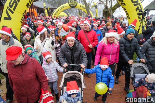 Trka Deda Mrazeva okupila više od 2.000 sugrađana svih generacija