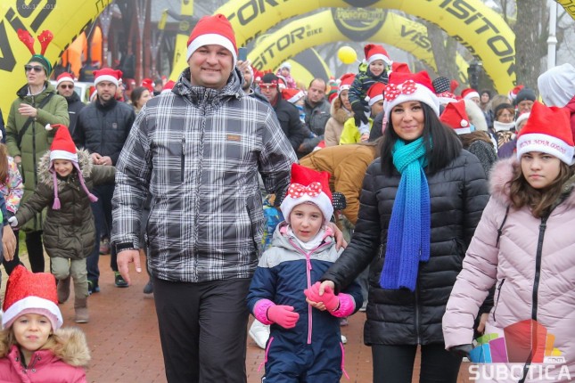 Trka Deda Mrazeva okupila više od 2.000 sugrađana svih generacija