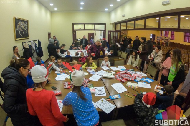 Trka Deda Mrazeva okupila više od 2.000 sugrađana svih generacija