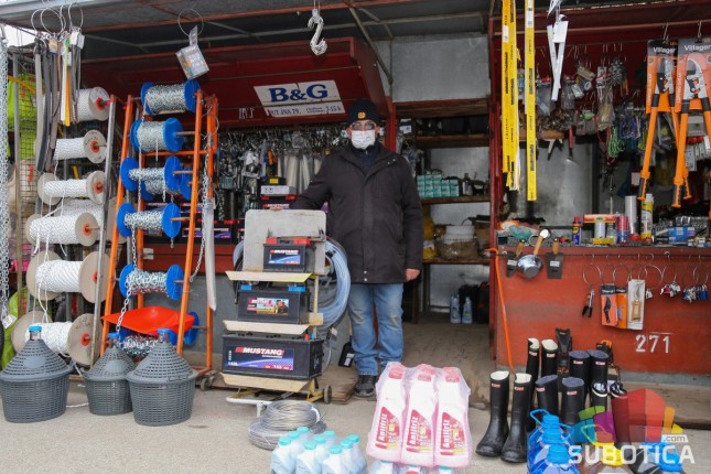 Zbog kovida Buvljak na kolenima