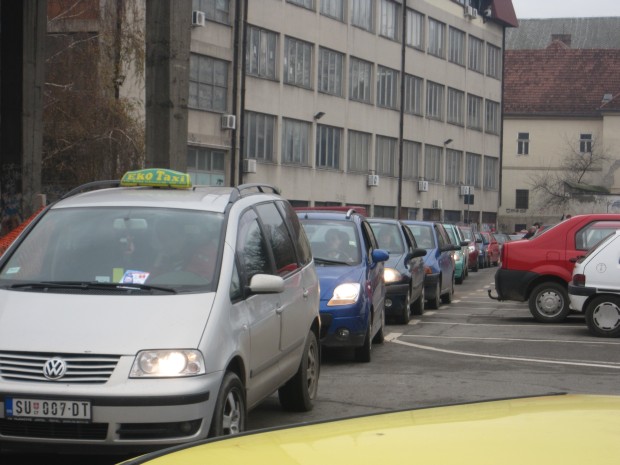 Gužva na novom zatvorenom parkingu kod Otvorenog univerziteta