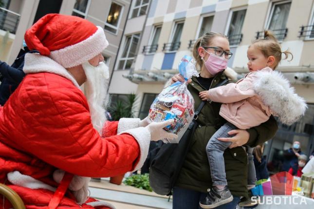 Uspešna akcija davanja krvi, dragocenu tečnost donirao i Deda Mraz!