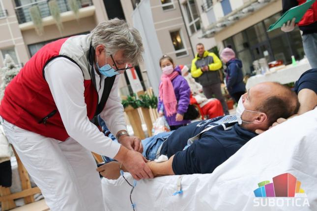 Uspešna akcija davanja krvi, dragocenu tečnost donirao i Deda Mraz!