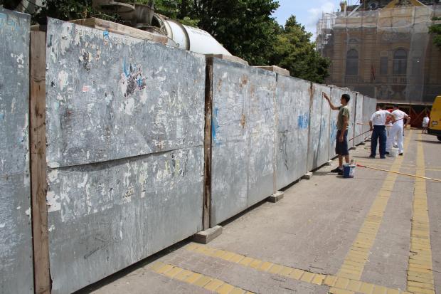 Oslikavanje ograde oko Narodnog pozorišta