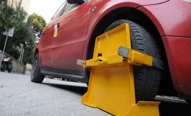 Pauk "jede" i propisno parkirana vozila