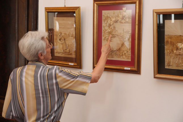 Otvorena izložba slika u tehnici slame "U čast Dužijance"