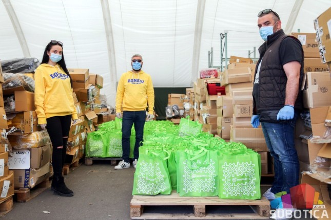"Mozzart" podelio pakete pomoći najstarijim sugrađanima