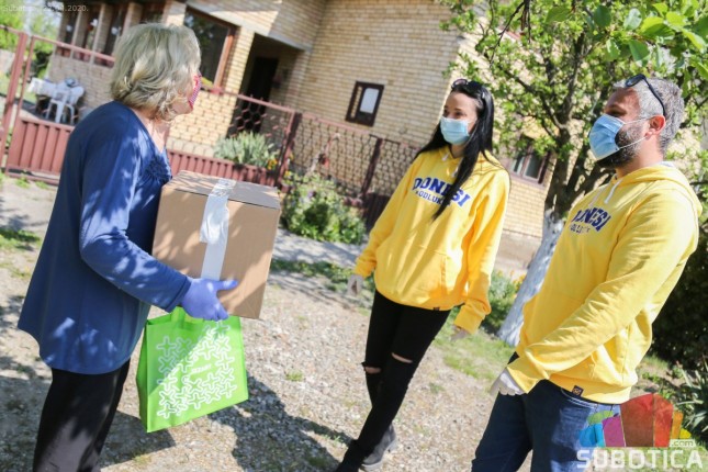 "Mozzart" podelio pakete pomoći najstarijim sugrađanima