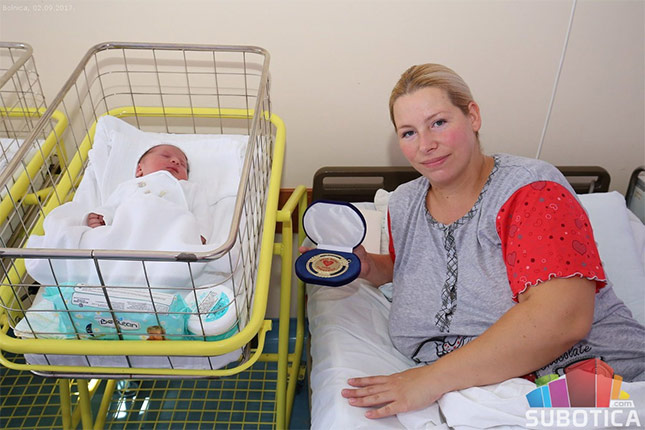 Gradonačelnik uručio vaučere za bebe rođene na Dan grada