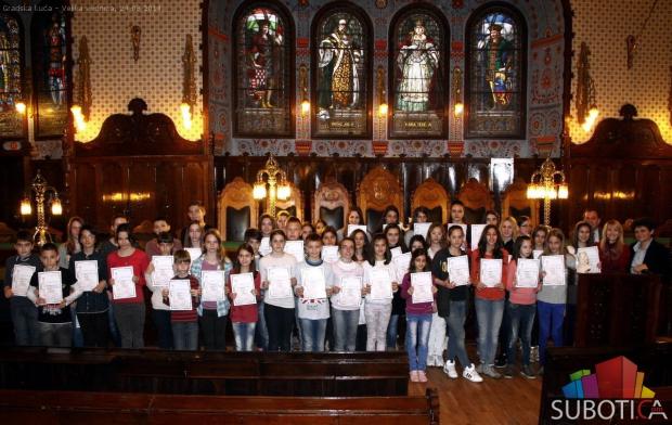 Dodeljenje diplome najboljim takmičarima iz srpskog jezika