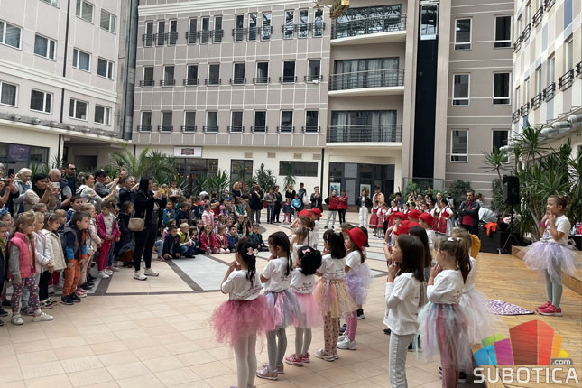 Mini festival dečje radosti pod sloganom "Svi smo zvezdice, a zajedno smo zvezdano nebo"