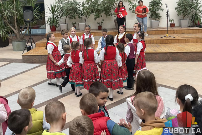 Mini festival dečje radosti pod sloganom "Svi smo zvezdice, a zajedno smo zvezdano nebo"