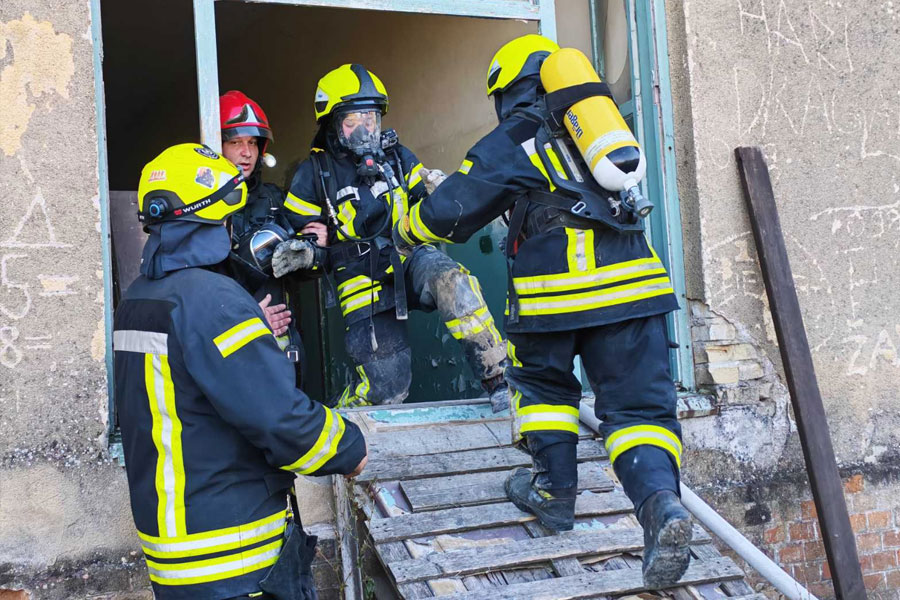 Zajednička obuka spasilačkih službi u bivšoj kasarni - simulacija spašavanja u realnim uslovima
