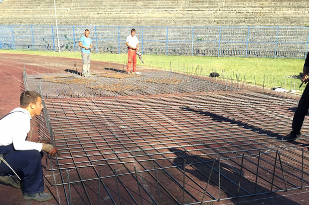 Počeli pripremni radovi za postavljanje reflektora na Gradskom stadionu