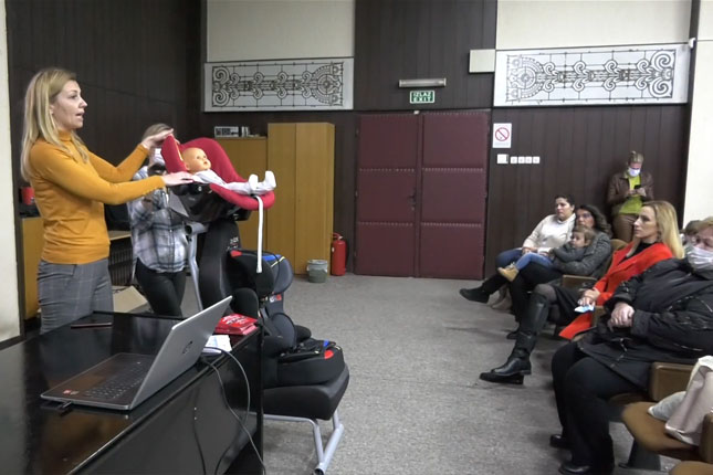 Pravilna upotreba dečjih auto sedišta čuva zdravlje i život dece u saobraćaju