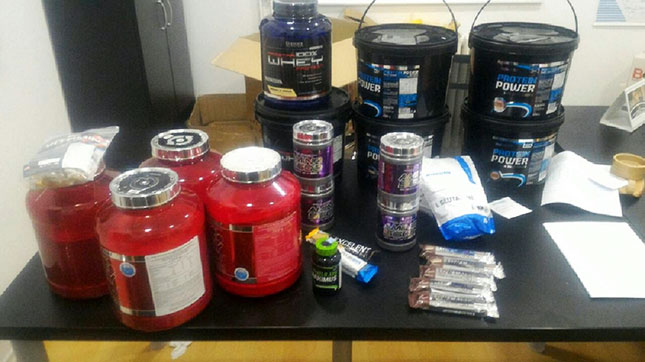 Zaplenjeni mobilni telefoni, originalni parfemi i više od 40 kg suplemenata