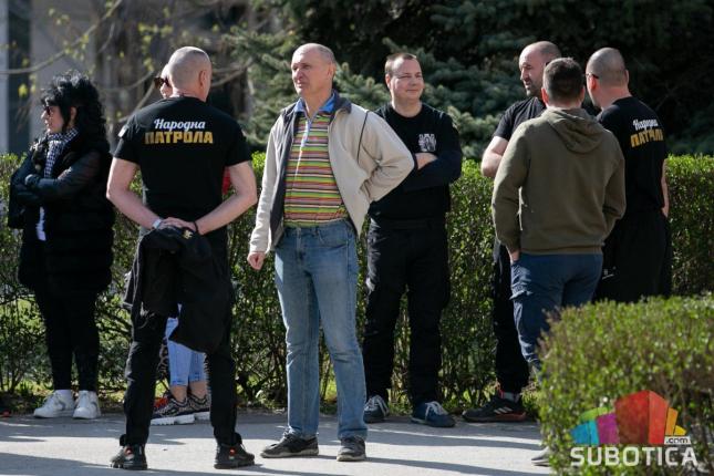 "Narodne patrole" obilazile mesta gde se migranti smeštaju uz prugu u širem centru, policija sprečila incident većih razmera