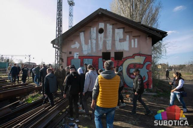 "Narodne patrole" obilazile mesta gde se migranti smeštaju uz prugu u širem centru, policija sprečila incident većih razmera