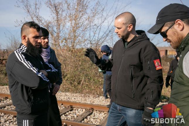 "Narodne patrole" obilazile mesta gde se migranti smeštaju uz prugu u širem centru, policija sprečila incident većih razmera