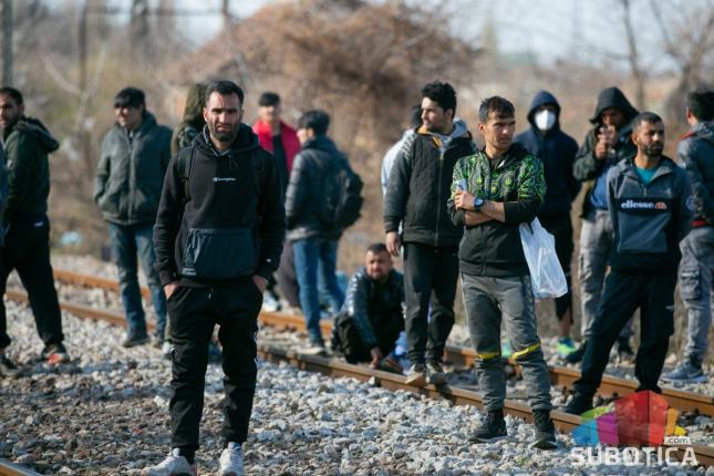 "Narodne patrole" obilazile mesta gde se migranti smeštaju uz prugu u širem centru, policija sprečila incident većih razmera