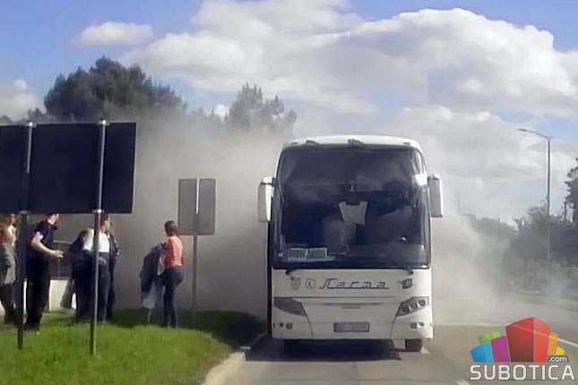 Zapalio se autobus na ulasku u grad, tragedija sprečena zahvaljujući hitroj reakciji i prisebnim građanima