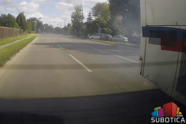 Zapalio se autobus na ulasku u grad, tragedija sprečena zahvaljujući hitroj reakciji i prisebnim građanima