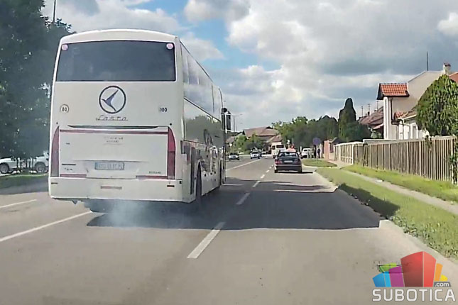 Zapalio se autobus na ulasku u grad, tragedija sprečena zahvaljujući hitroj reakciji i prisebnim građanima