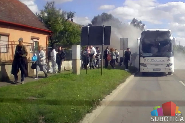 Zapalio se autobus na ulasku u grad, tragedija sprečena zahvaljujući hitroj reakciji i prisebnim građanima