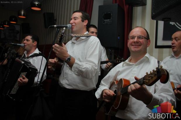 Doček Nove godine na Gradskom trgu uz tamburaše i pop rok hitove