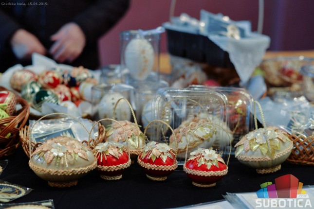 Radost praznika u veštim rukama slamarke Vere Bašić Palković