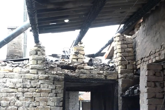 Porodici Kovač plamen progutao deo krova