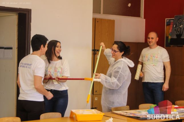 Radna akcija u OŠ "10. oktobar" - novi izgled hodnika i prostorije za pomoćno osoblje