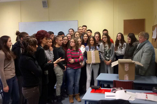 Učenici Medicinske škole obradovali mališane u Lurko kući