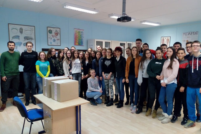 Učenici Medicinske škole obradovali mališane u Lurko kući