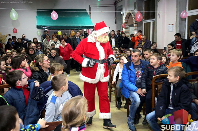 Na dodeli paketića pevao i Deda Mraz