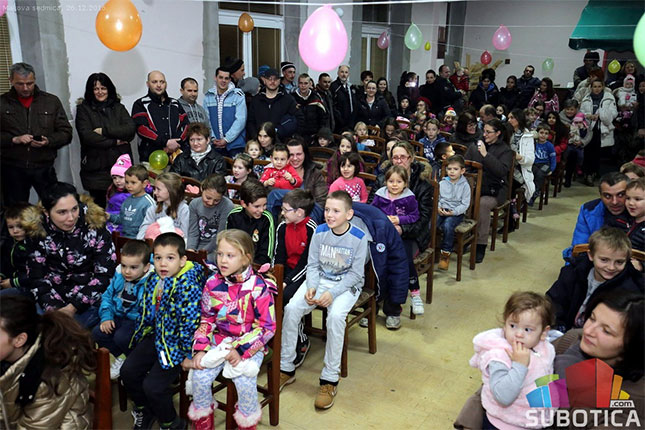 Na dodeli paketića pevao i Deda Mraz